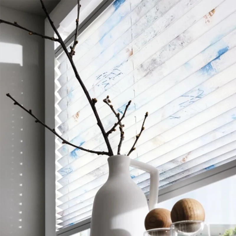 Float – gemustertes Design-Plissee nach Maß mit expressiven Pinselstrichen