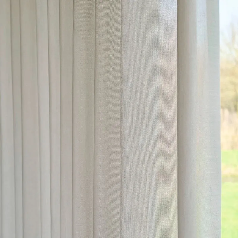 Silent Twill – natürlicher Akustikvorhang nach Maß mit seidigem Changeant-Effekt in modernen Farben