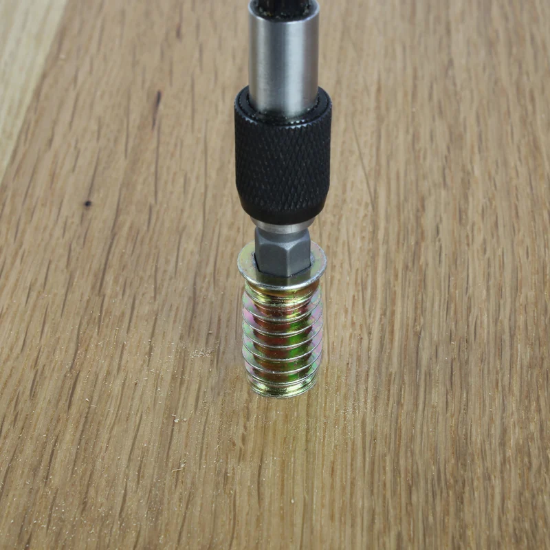 Schraubenset mit Gewindeeinsatz