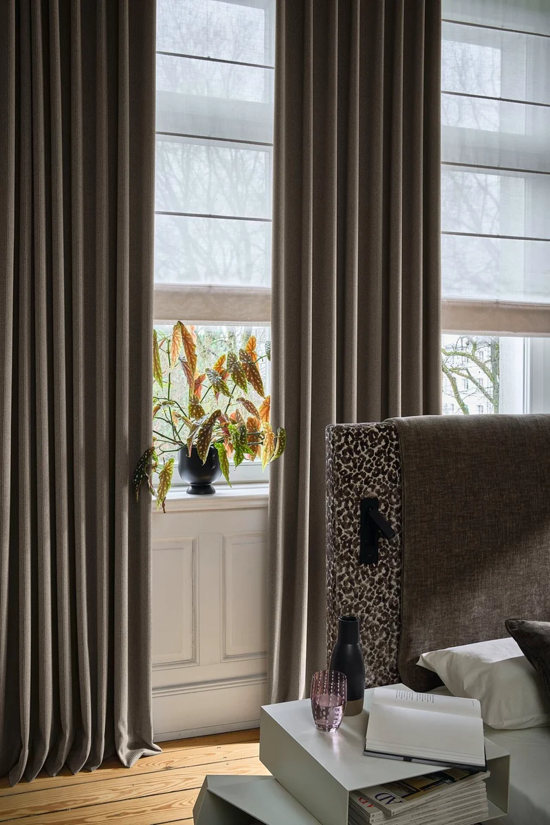 Elegantes transparentes Raffrollo nach Maß – Glaze mit edlem Chintz-Schimmer