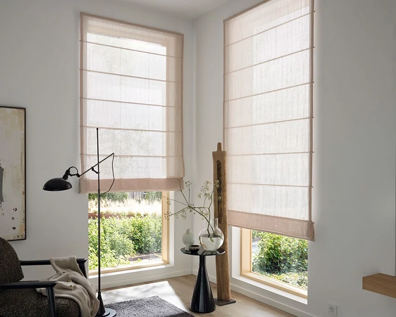 Natürliches halbtransparentes Raffrollo nach Maß – Cozy Line im handgewebten Streifenlook
