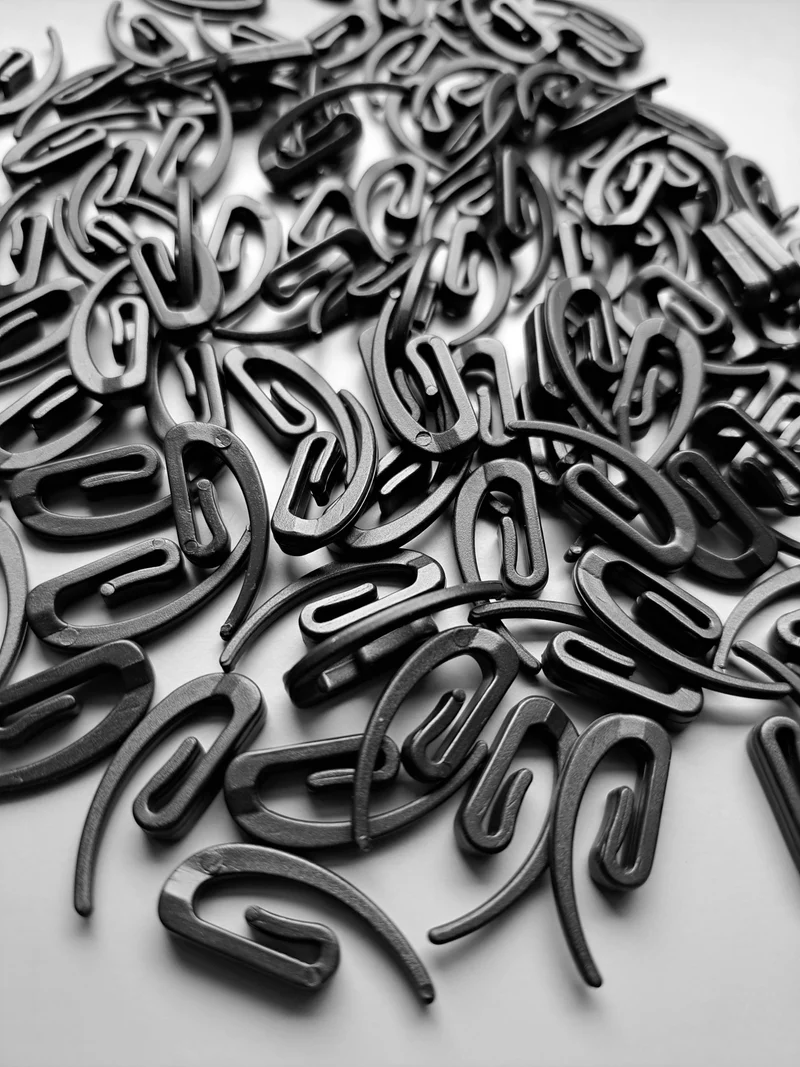 Stechhaken / Gardinenhaken für Gardinenband – Weiß oder Schwarz