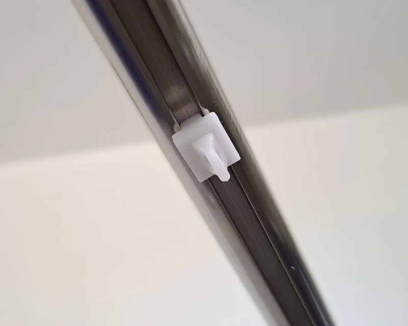 Feststeller für Gardinenschienen mit 6 mm Laufnut