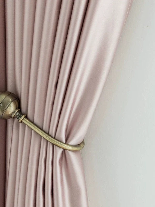 Silk Curtains – Smooth Draping, Easy Maintenance