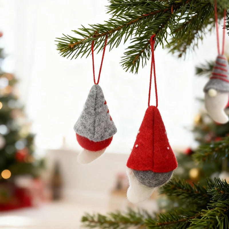 Salcar Christbaumschmuck 4er Set – Handgefilzte Weihnachtsanhänger Wichtel 10 cm aus Wollfilz, Rot & Grau, Baumschmuck Handarbeit für Weihnachtsbaum & Fenster