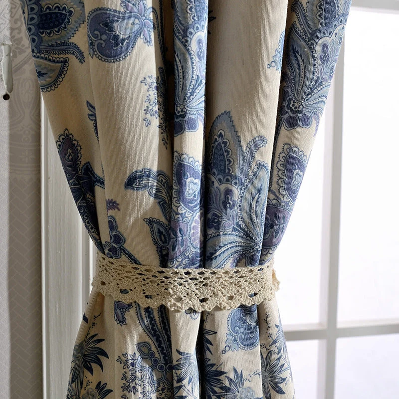 Weißer und blauer Küchenvorhang