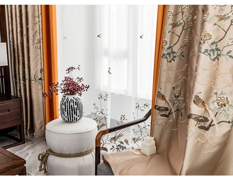 Vorhang mit Blumenmuster