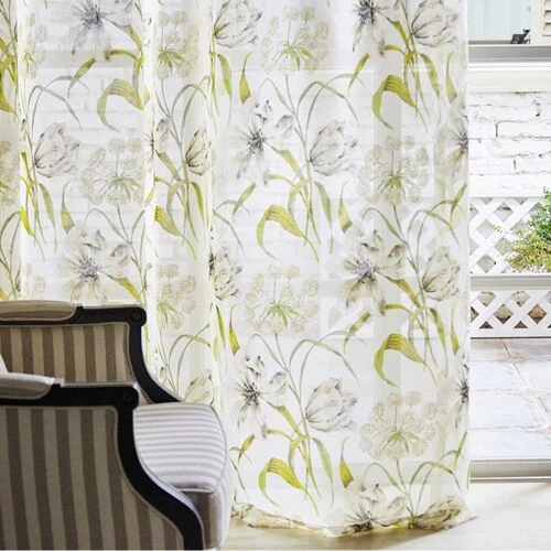 Transparenter Vorhang mit Blumenmuster