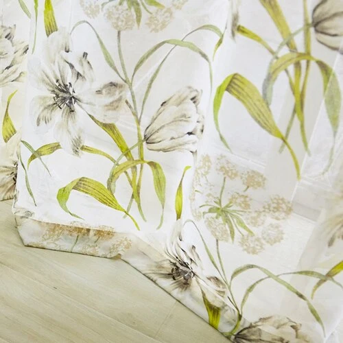 Transparenter Vorhang mit Blumenmuster