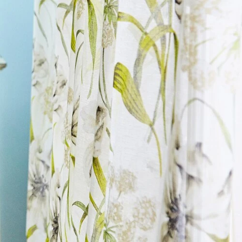 Transparenter Vorhang mit Blumenmuster