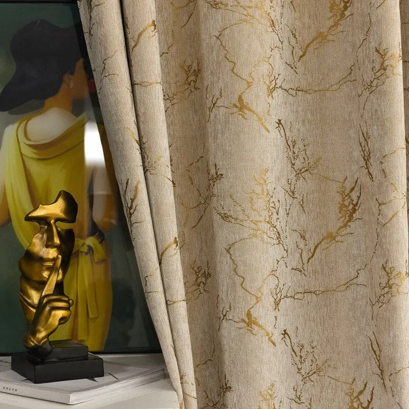 Vorhang mit goldenem Muster