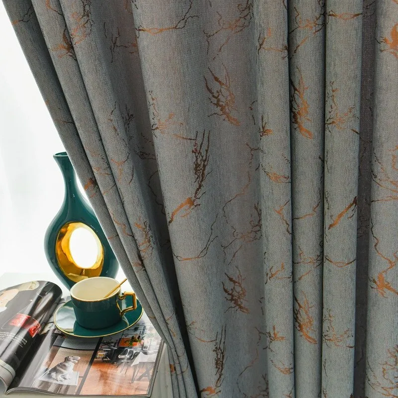 Vorhang mit goldenem Muster