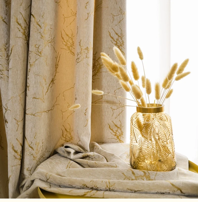 Vorhang mit goldenem Muster