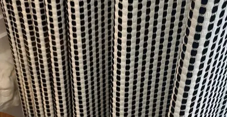 Schwarz-weißes Vorhangdesign