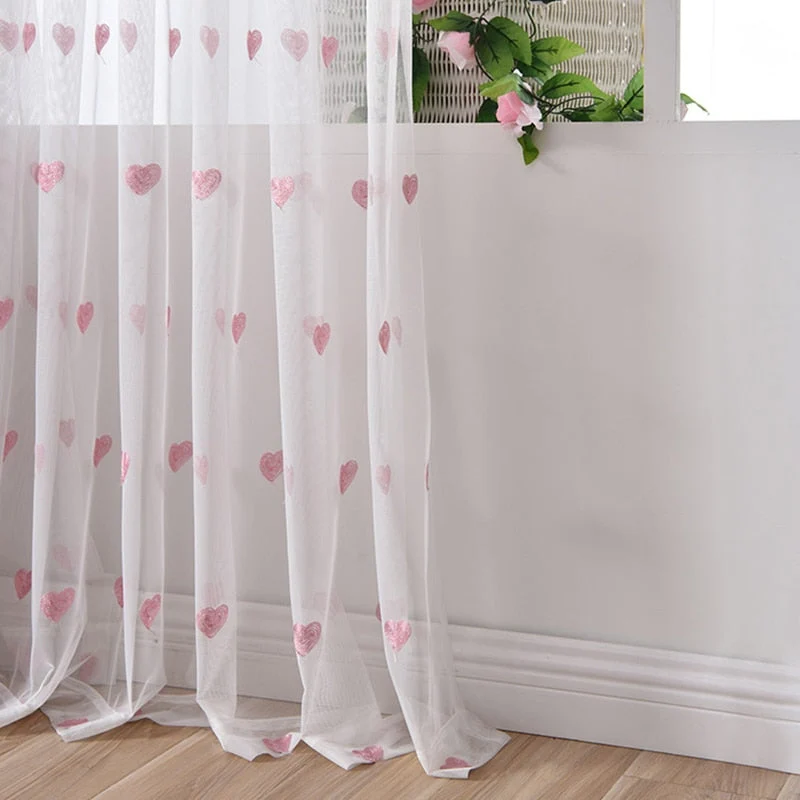 Transparenter Vorhang mit Herzmuster