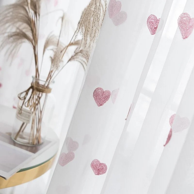 Transparenter Vorhang mit Herzmuster