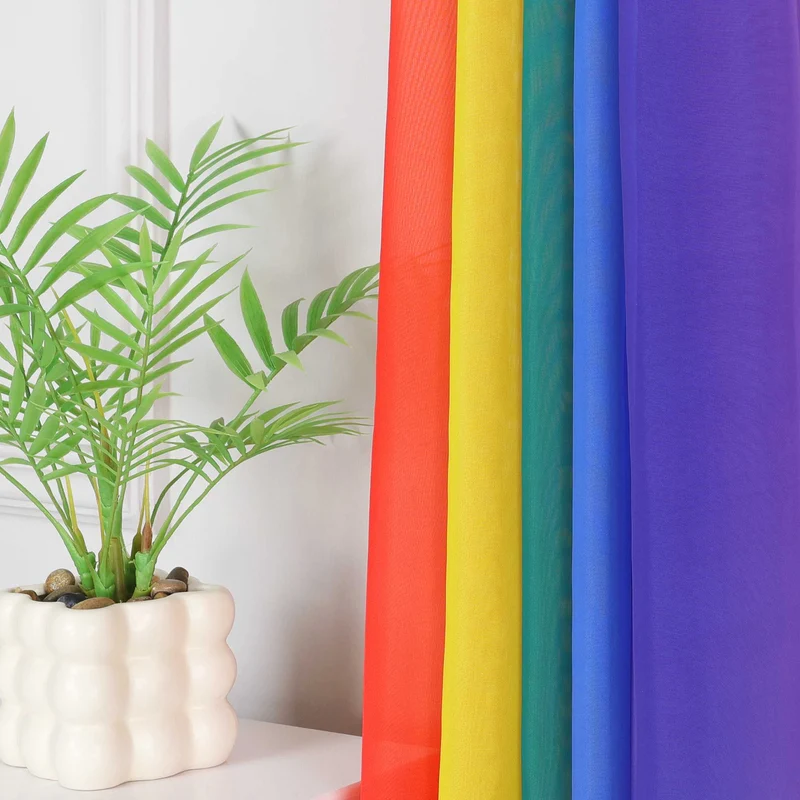 Voilevorhang in Regenbogenfarben