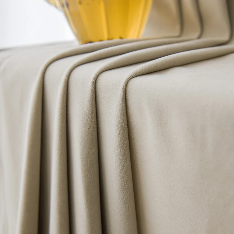 Eleganter beigefarbener Samtvorhang