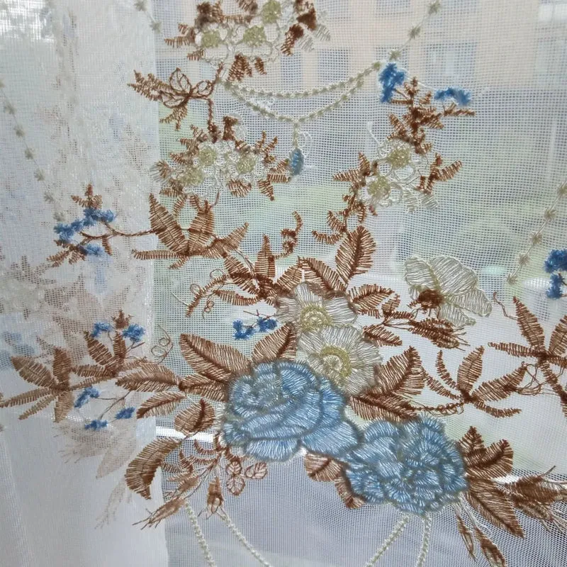 Weißer, durchsichtiger Vorhang mit blauem Muster