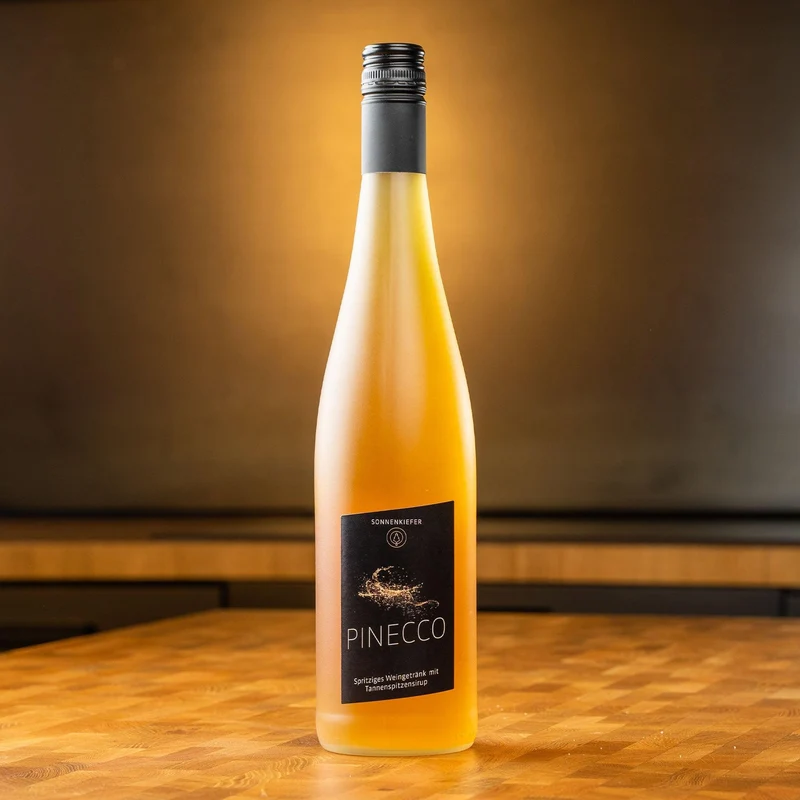 Sonnenkiefer Pinecco Perlwein Bio-Silvaner mit Tannenspitzensirup verfeinert
