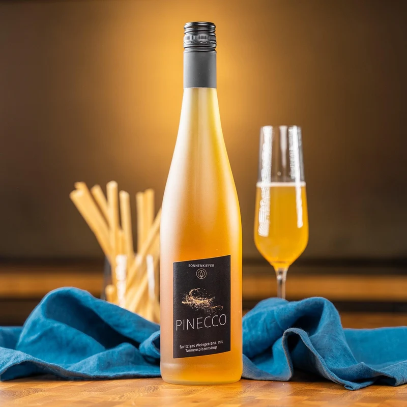 Sonnenkiefer Pinecco Perlwein Bio-Silvaner mit Tannenspitzensirup verfeinert