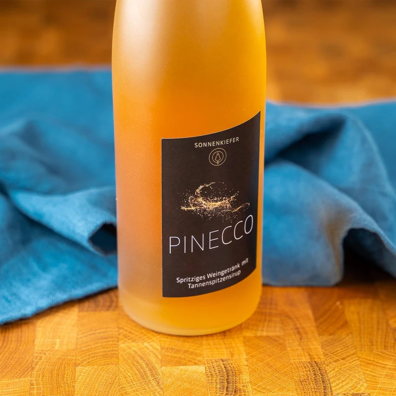 Sonnenkiefer Pinecco Perlwein Bio-Silvaner mit Tannenspitzensirup verfeinert