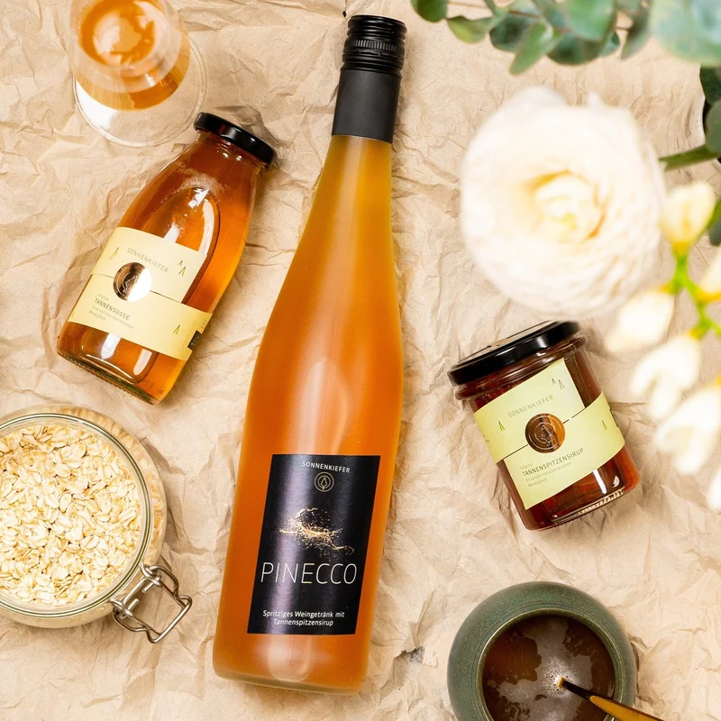 Sonnenkiefer Pinecco Perlwein Bio-Silvaner mit Tannenspitzensirup verfeinert