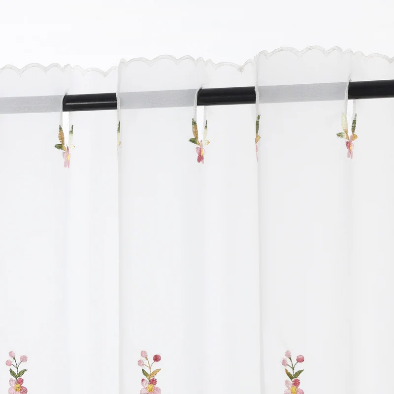 Scheibengardine mit gestickten Blumen und Blättern