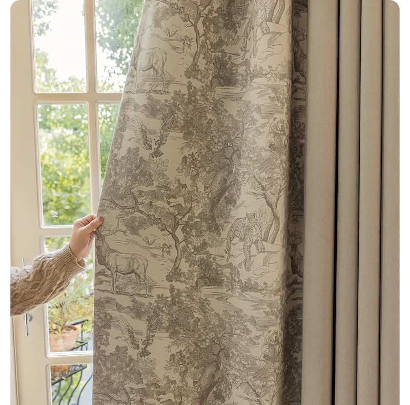 Grauer Vorhang, elegantes Wohnzimmer