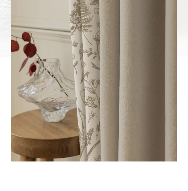 Grauer Vorhang, elegantes Wohnzimmer