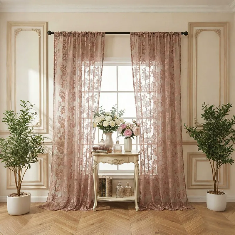 Rosa bestickter transparenter Stoff