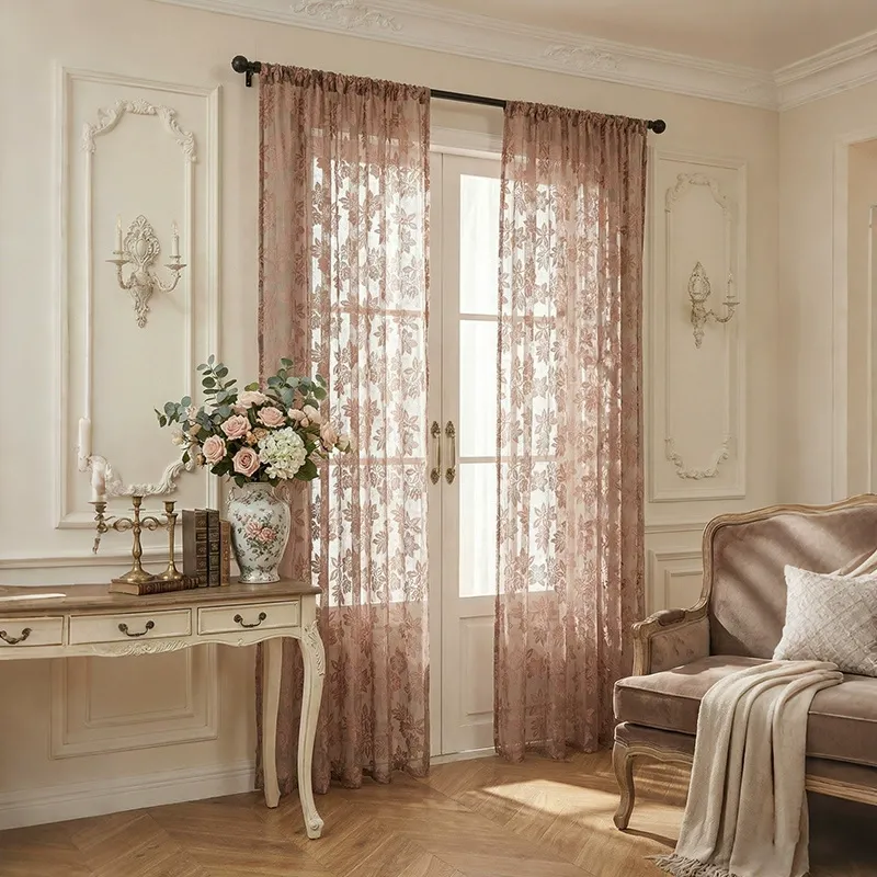 Rosa bestickter transparenter Stoff