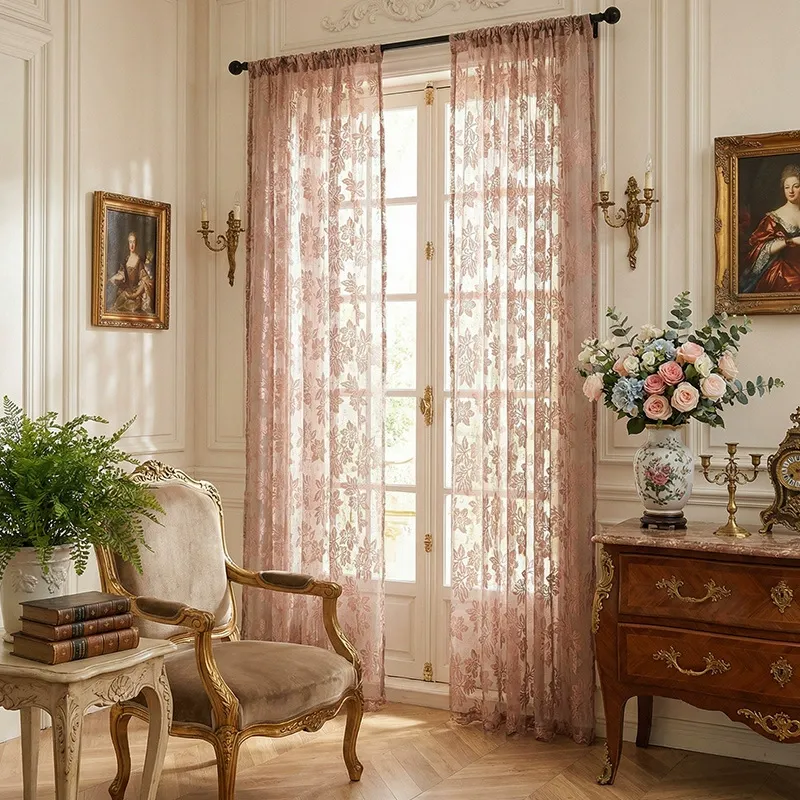 Rosa bestickter transparenter Stoff