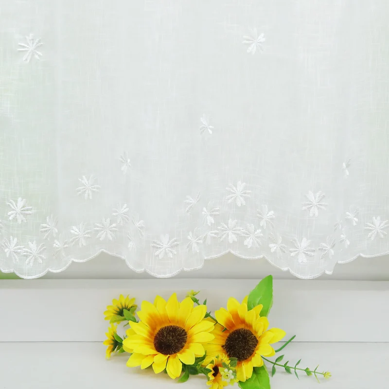 Scheibengardine mit Blumenmuster Stickerei im Landhausstil