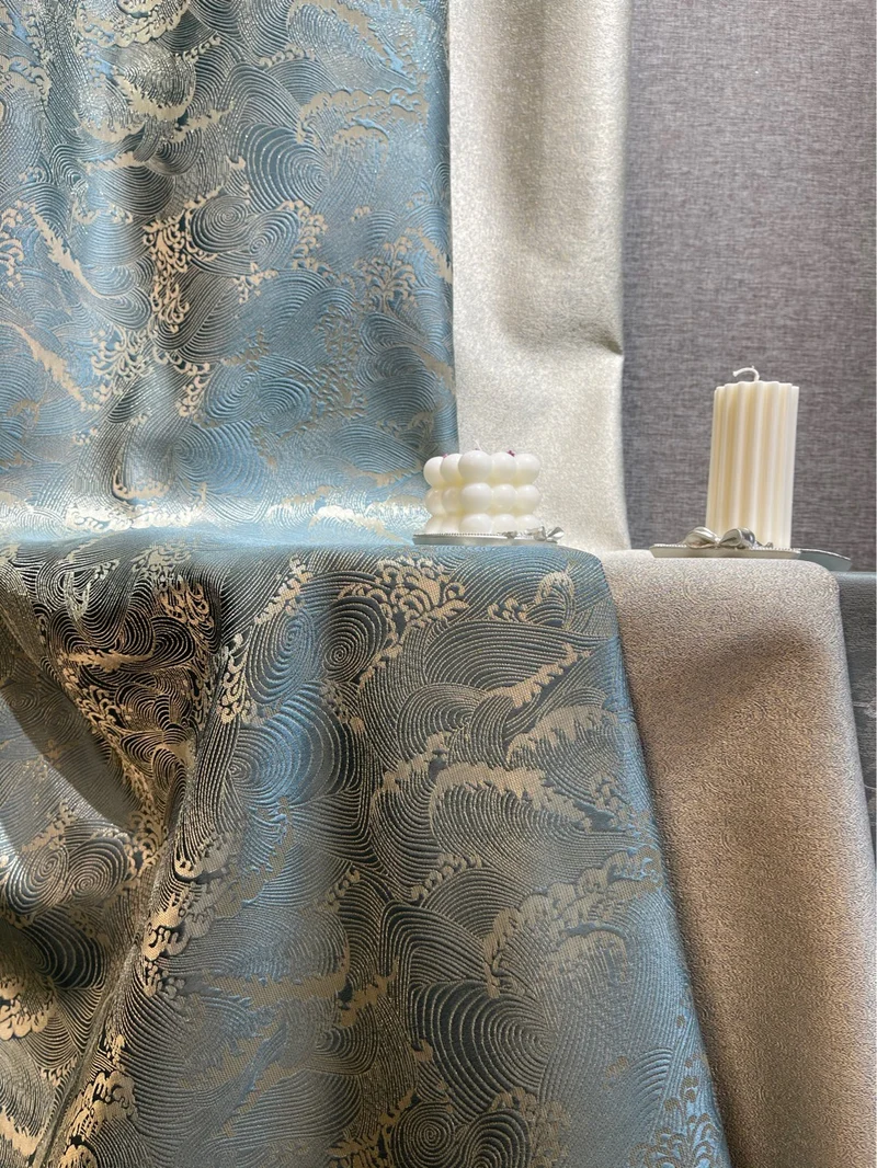 Blauer Vorhang mit Wellenmuster