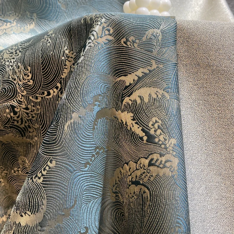 Blauer Vorhang mit Wellenmuster