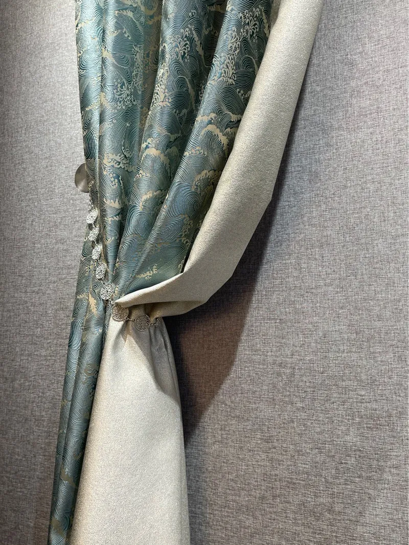 Blauer Vorhang mit Wellenmuster