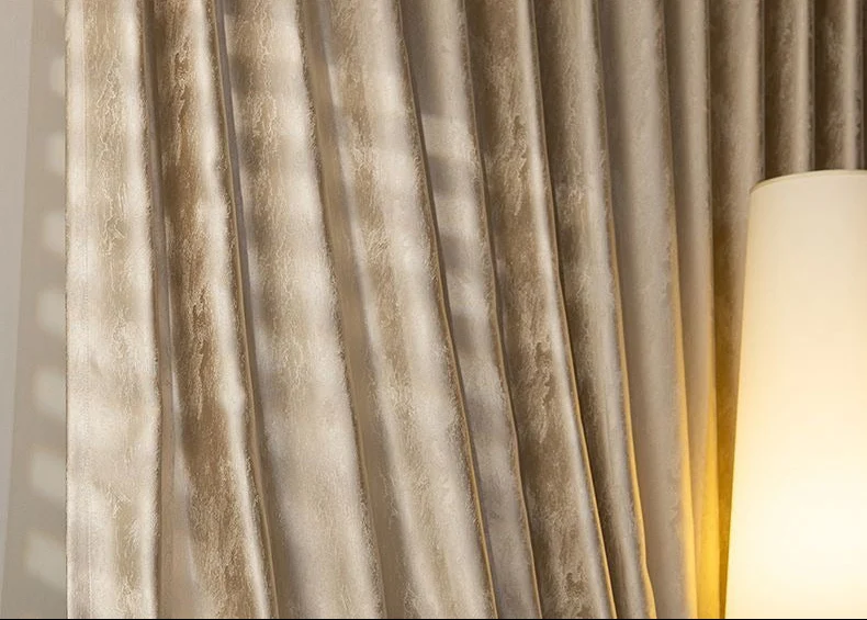 Eleganter goldbeiger Vorhang