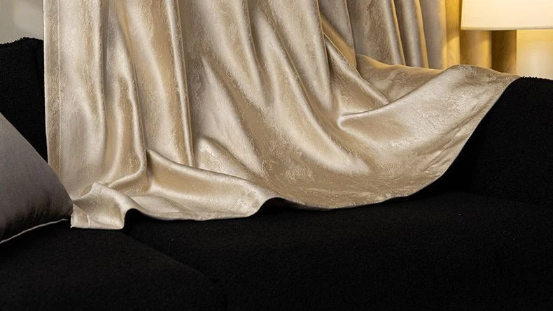 Eleganter goldbeiger Vorhang