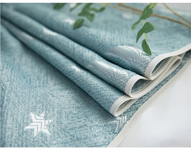 Cyan-Vorhang mit silbernen Mustern