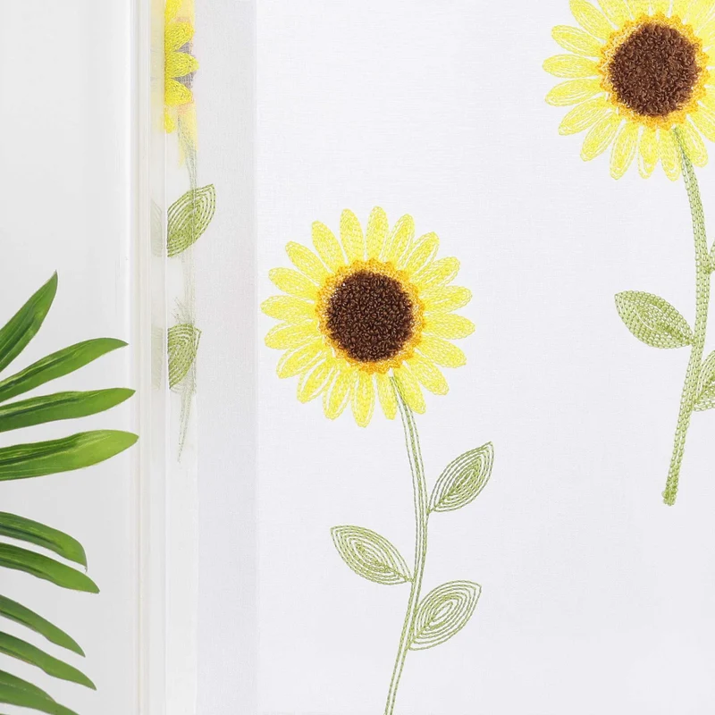 Scheibengardine durch Tunnelzug mit Sonnenblume Stickerei