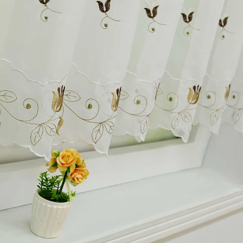 Scheibengardine mit Rosenmuster-Stickerei