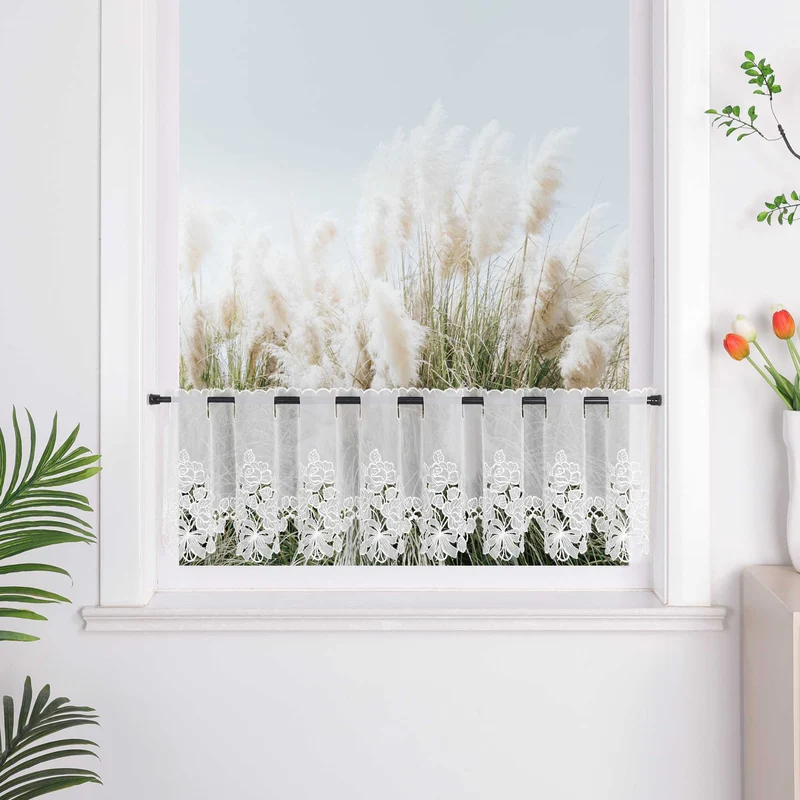 Scheibengardine mit filigranen Blumendesigns und Stangendurchzug