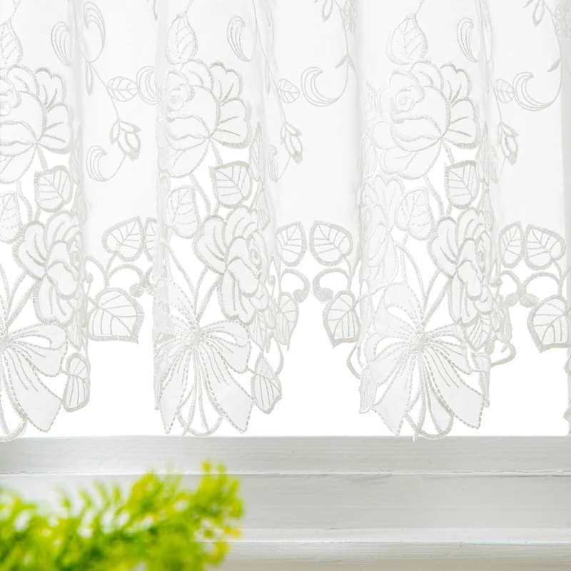 Scheibengardine mit filigranen Blumendesigns und Stangendurchzug