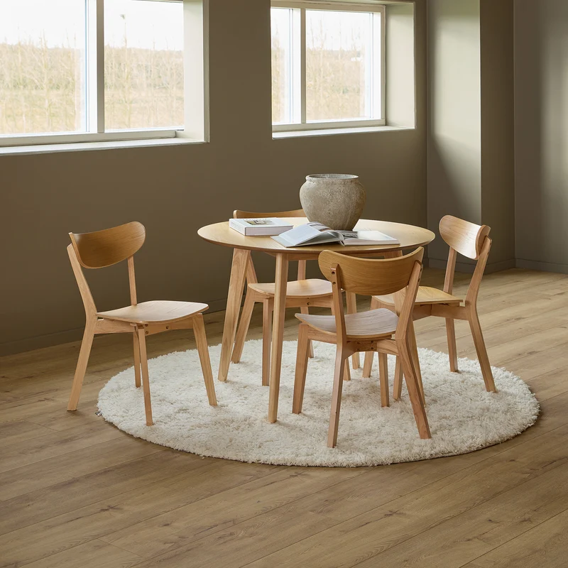 Set aus zwei Holzstühlen im skandinavischen Stil | Krel