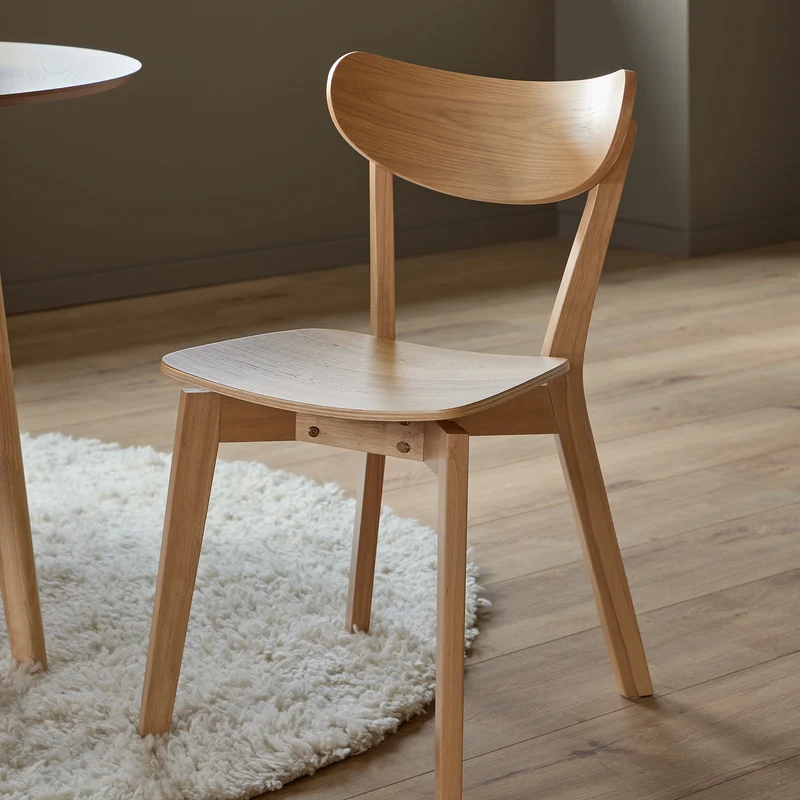 Set aus zwei Holzstühlen im skandinavischen Stil | Krel