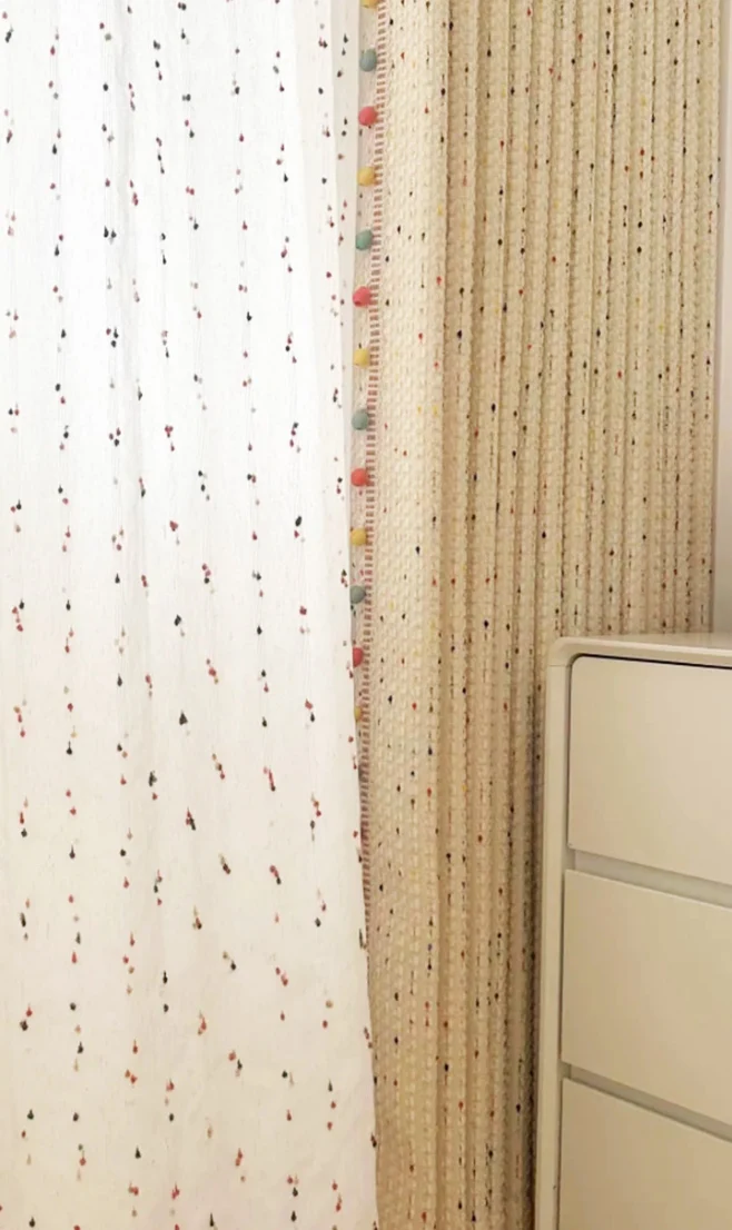 Voilage enfant blanc pois colorés pompons chambre joyeuse