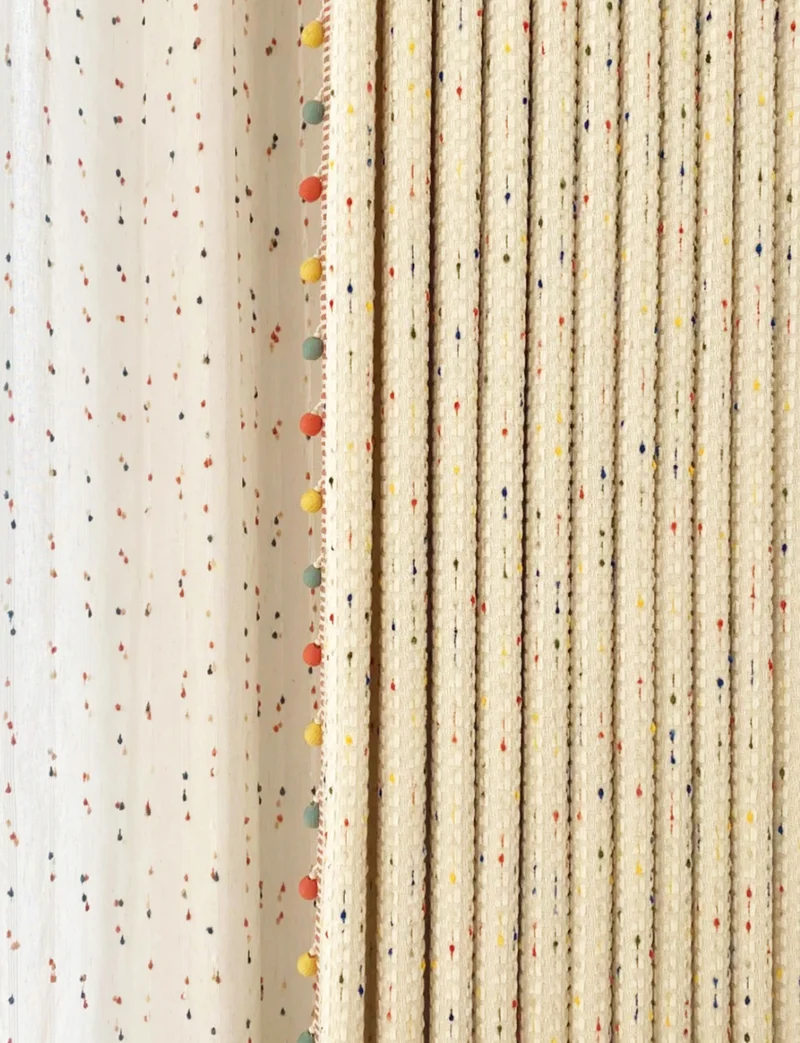 Voilage enfant blanc pois colorés pompons chambre joyeuse