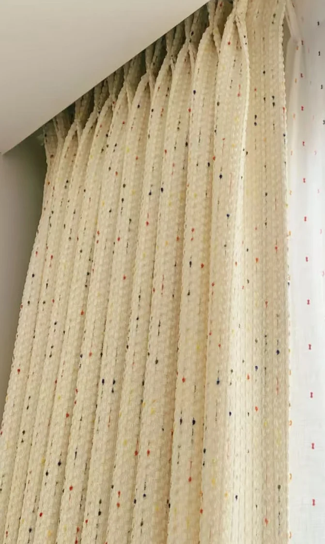 Voilage enfant blanc pois colorés pompons chambre joyeuse
