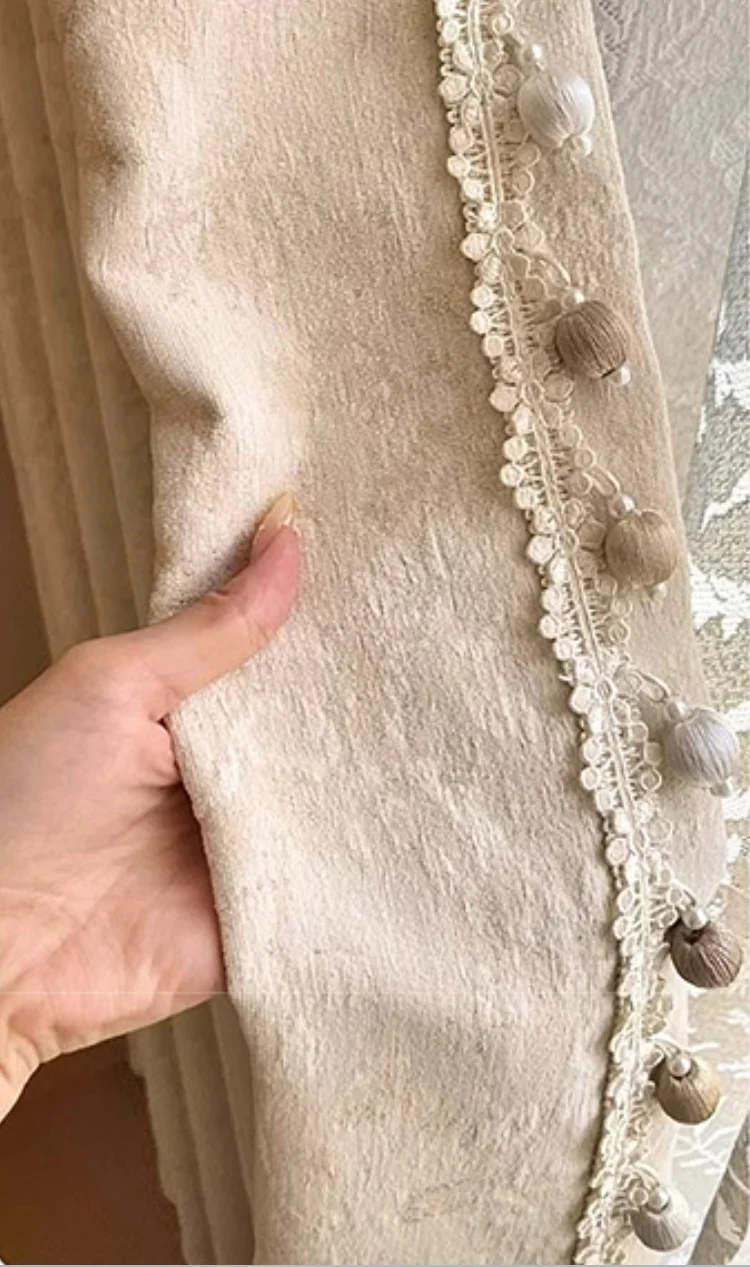 Rideau occultant beige velours jacquard floral bordure pompons perles